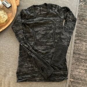 Lululemon long sleeve size 4 grey
